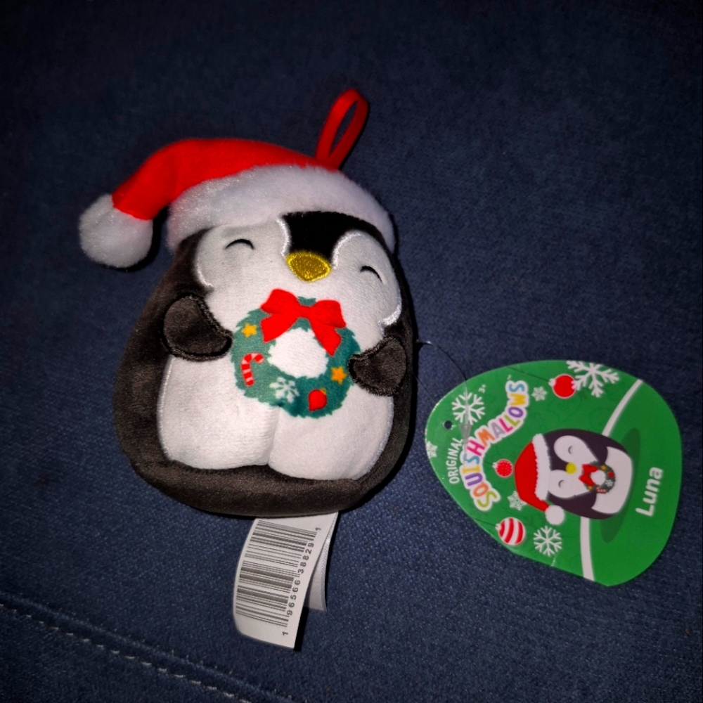 Squishmallows Luna The Christmas Penguin Holding Wreath